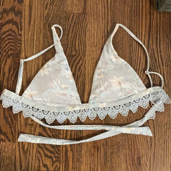 Kendall & Kylie Other - NWOT KENDALL & KYLIE bikini TOP